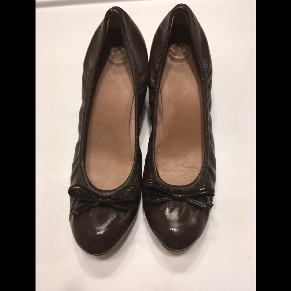 Johnston & Murphy Women 2” Heel Leather Pumps